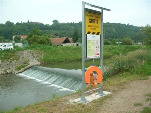 Výstražná cedule u jezu v Maloměřicích