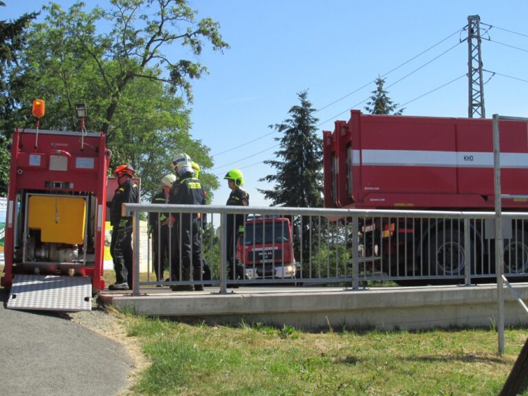 Při taktickém cvičení hasiči vyzkoušeli speciální čerpadlo